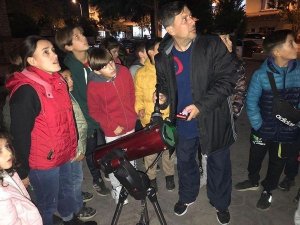 Öğrenciler Teleskopla Ay Ve Gezegenleri Gözlemledi