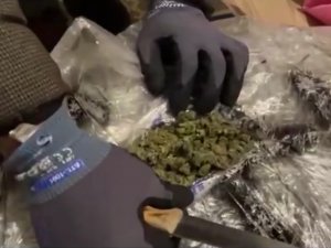 İ̇zmir Polisinden Zehir Baskını: 22 Kilo Esrar Ele Geçirildi
