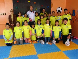 Milli Basketbolcu Hasan Aksoyak, Şampiyonları Sevindirdi