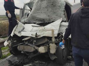 Tıra Arkadan Çarpan Sürücü Yaralı Kurtuldu