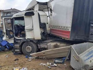 Virajı Alamayan Tır Evin Bahçesine Böyle Girdi