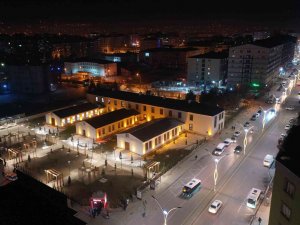 İ̇çerisinde 60 Bin Kitap Bulunan Halk Kütüphanesi Işıl Işıl Oldu