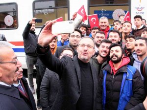Bakan Kasapoğlu, Yozgat’ta Mola Verip Gençlerle Bir Araya Geldi