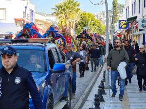 Bodrum’da Develi Kortej Yürüyüşü Renkli Görüntüler Oluşturdu