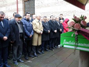 Evinde Ölü Bulunan Kadın Toprağa Verildi