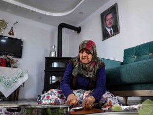 Zülfiye Nine, Dualar Eşliğinde Hazırladığı Yaprak Sarmalarını İkram Etmek İçin Cumhurbaşkanı Erdoğan’ı Bekliyor