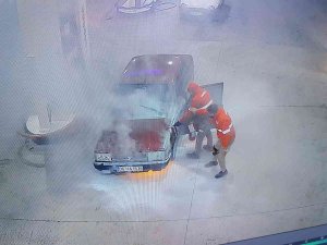 Otomobil Alev Aldı, Sürücü Kaçtı, Pompacılar Söndürdü