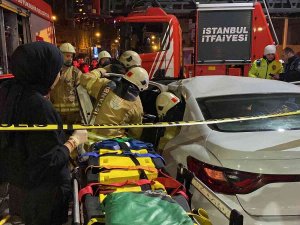 Zeytinburnu’nda Tramvay İle Otomobil Çarpıştı: 1 Kişi Yaralandı, Seferler Durdu
