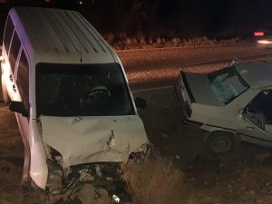 Hafif Ticari Araçla Otomobil Çarpıştı: 5 Yaralı