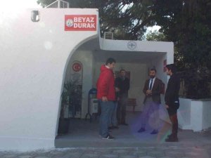 Balıkesir’de Minibüs Durağı Kütüphane Gibi Oldu