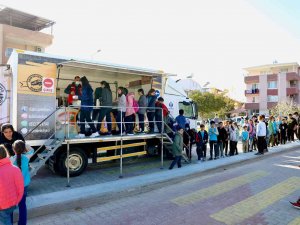 Didim Belediyesi İlçede Eğitim Gören Öğrencilere Sıcak Çorba İkramında Bulunuyor