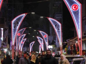 İ̇stiklal Caddesi Atatürk Motifli Işıklarla Aydınlanıyor