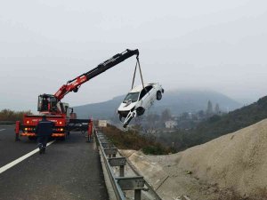 Otomobil Bariyerleri Aşıp Şarampole Uçtu: 4 Yaralı