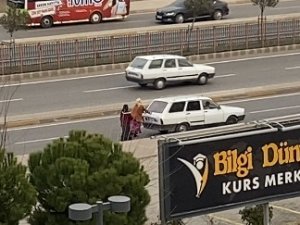 Yakıtı Biten Aracı Kilometrelerce İten Kadınlar, Erkeklere Taş Çıkarttı