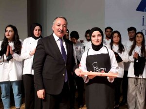 Ai̇çü Gastronomi Bölümü Öğrencileri İ̇çin “Önlük Giyme” Töreni Düzenlendi