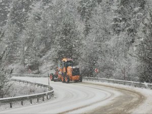 Karabük-bartın Karayolunda Yoğun Kar Yağışı Etkili Oluyor