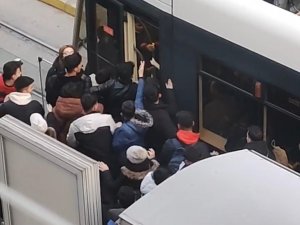 Onlarca Öğrenci Tramvaya Saklanan Şahsa Böyle Saldırdı