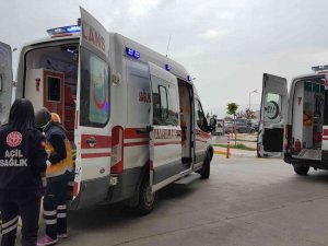 Otomobilin Çarptığı Anne Ve Kızı Yaralandı