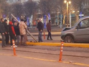 Tramvay Yolundaki Direğe Çarptı, Seferler Aksadı