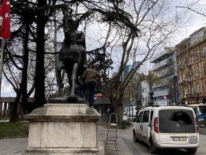 Zarar Gören İ̇smet İ̇nönü Heykeli Tamir Edildi