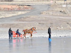 Çıldır Gölü’nde Buz Pateni Keyfi