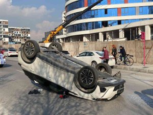 Pendik’te 3 Aracın Karıştığı Kazada Baba Ve Oğul Yaralandı