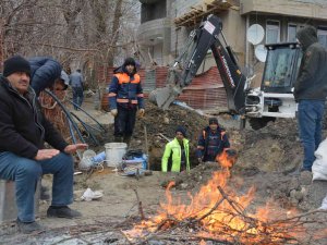 Hakkari’de Dondurucu Soğukta Su Arızası Mesaisi