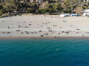 Son Yılların En Sıcak Ocak Ayında Vatandaşlar Konyaaltı Sahiline Akın Etti