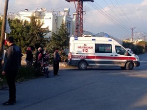 Gazipaşa’da Hafif Ticari Araçla Motosiklet Çarpıştı: 3 Yaralı
