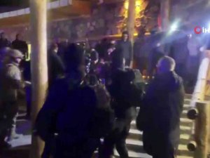 Kars’ın Sarıkmış İlçesinde Düzenlenen “Sarıkamış Şehitlerini Anma Töreni”nde Kullanılan Platformun Tavanı Çöktü. Çöken Çatının Altında Kalanlar Olduğu Öğrenildi. Bölgeye Ekipler Sevk Edildi.