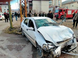 Çarpmanın Etkisiyle Savrulan Otomobil Anne Ve Oğlunu Ezdi: 6 Yaralı