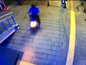 Üst Geçit Asansörüne Motosikletle Çarpıp Kaçtılar
