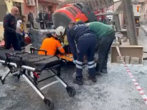 İ̇zmir’de Faciadan Dönüldü: Yıkım Sırasında İş Makinesi 3. Kattan Düştü