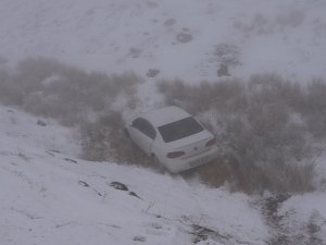Karlı Yolda Kayan Araç Şarampole Uçtu