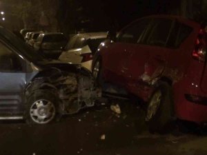 Kaza Yapan Otomobil Park Halindeki Araçlara Çarptı: 1 Yaralı