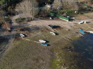 Terkos Gölü’nde Sular Çekildi, Teknelerin Yüzdüğü Yerde İnsanlar Yürüyüş Yaptı