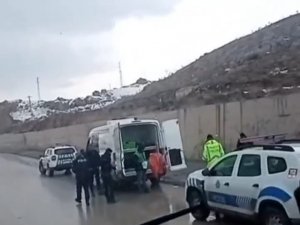 Düzensiz Göçmenleri Taşıyan Araç Kaza Yaptı: 2 Ölü, 6 Yaralı