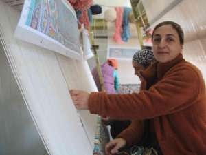Elazığ’da Geçici Konaklama Merkezinde Kalan Ahıska Türkleri Hem Meslek Öğreniyor Hem De Para Kazanıyor