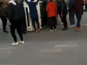 Kamyonet Yan Yattı, Vatandaşlar Sürücüyü Kurtarmak İçin Seferber Oldu