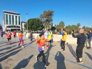 Sporcular Koşuyu Bırakıp Davul Zurna Eşliğinde Çiftetelli Oynadı