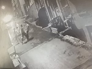 İ̇stanbul’da Dehşet Anları Kamerada: Tek Yumrukla Komalık Edip Telefonunu Gasp Etti