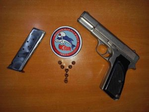 Polise Direnen Şüphelilerin Üzerinden Ruhsatsız Tabanca Çıktı