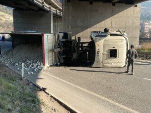 D-100’de Tır Devrildi, Yol Kapandı: 1 Yaralı