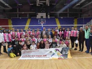 Voleybol Turnuvasının Şampiyonu Rüya Takımı