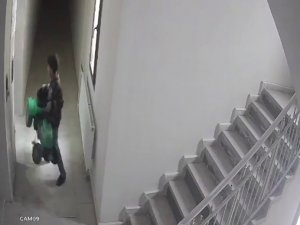 Hırsızlar Daire Kapasının Önündeki Akülü Arabayı Çaldı