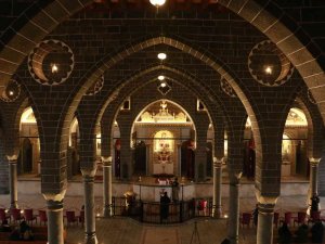 Surp Giragos Ermeni Kilisesi’nde 8 Yıl Sonra İlk Noel Ayini