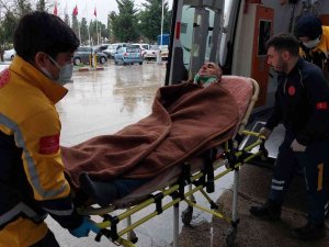 Demiryolu İnşaatında Yıkılan Demirin Altında Kalan İşçi Ölümden Döndü