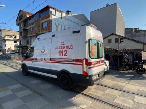 Tramvay Yolunda Otomobil İle Motosiklet Çarpıştı: 1 Yaralı