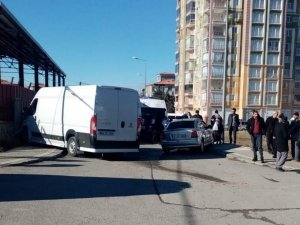 Minibüs İle Otomobil Çarpıştı: 2 Yaralı