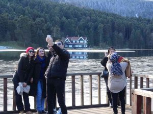 Güneşli Havayı Fırsat Bilen Tatilciler Gölcük’e Akın Etti